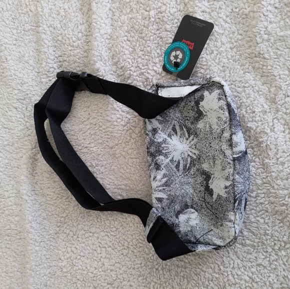 🌸10 For 100🌸 Levi's Waist bag with adjustable strap - Picture 2 of 3